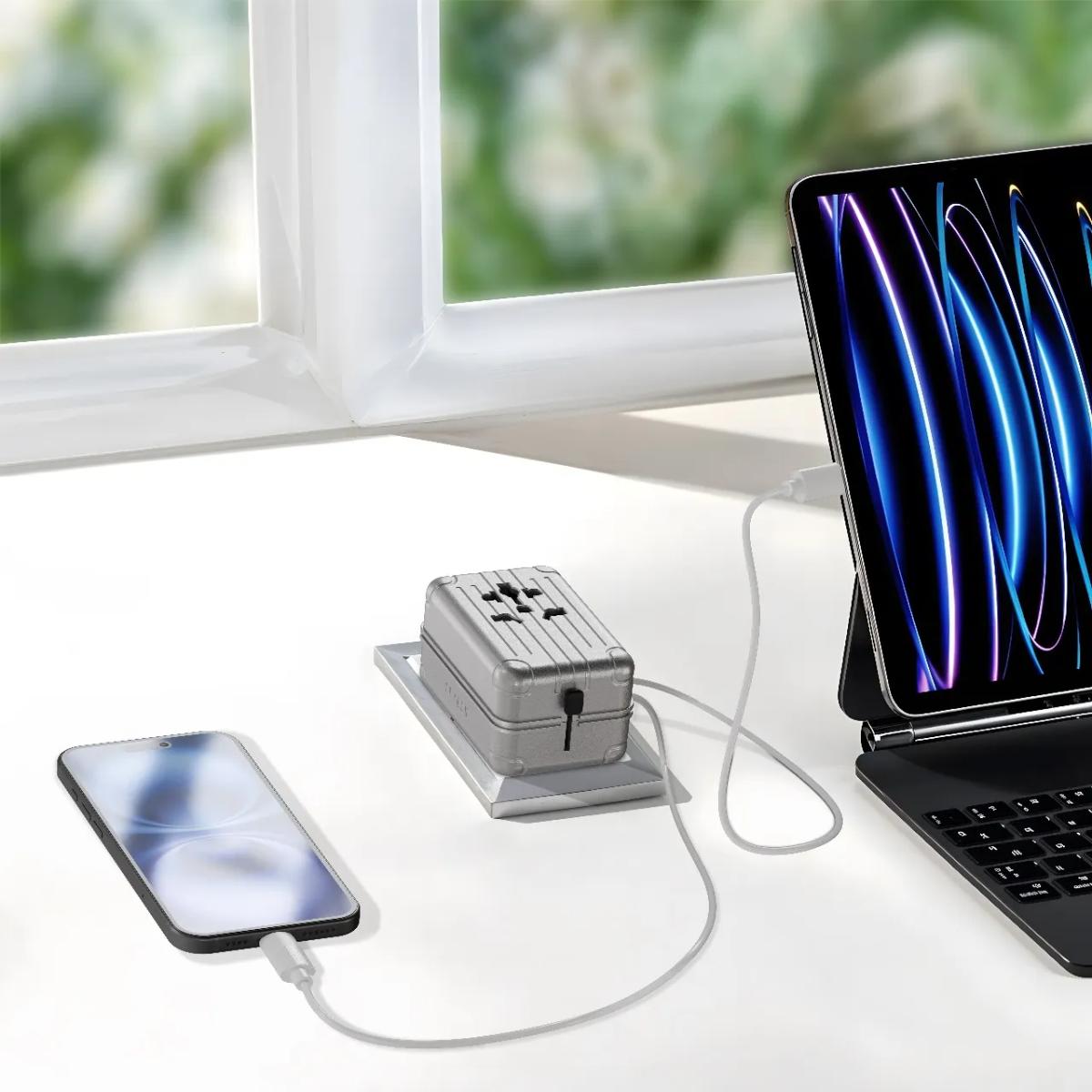 Levelo Roamiversal 2400W Travel Adapter